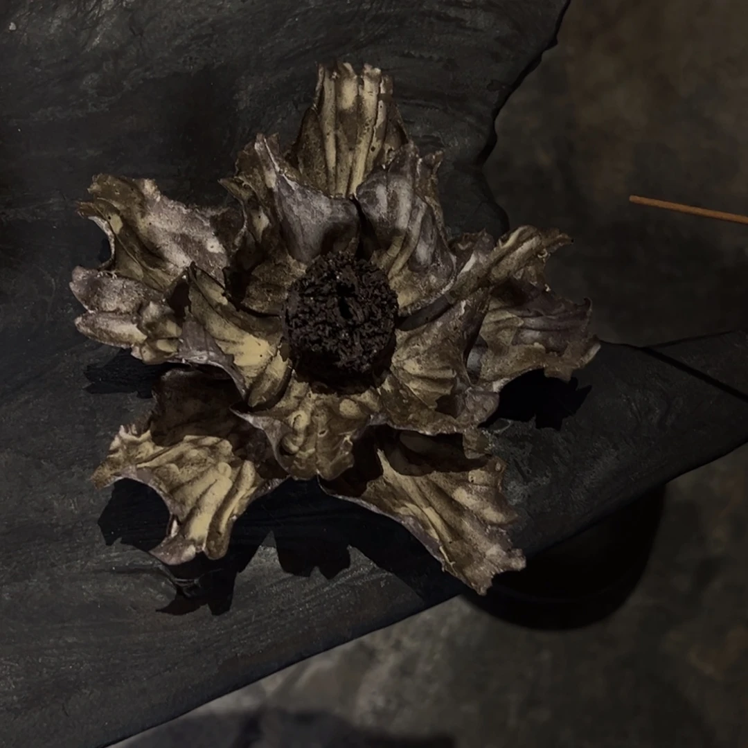 瓷片陶瓷。      陶瓷。