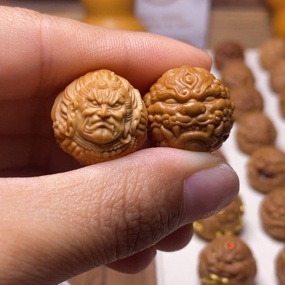 爱***远核桃把件猴头核桃雕刻有正常封口线两颗