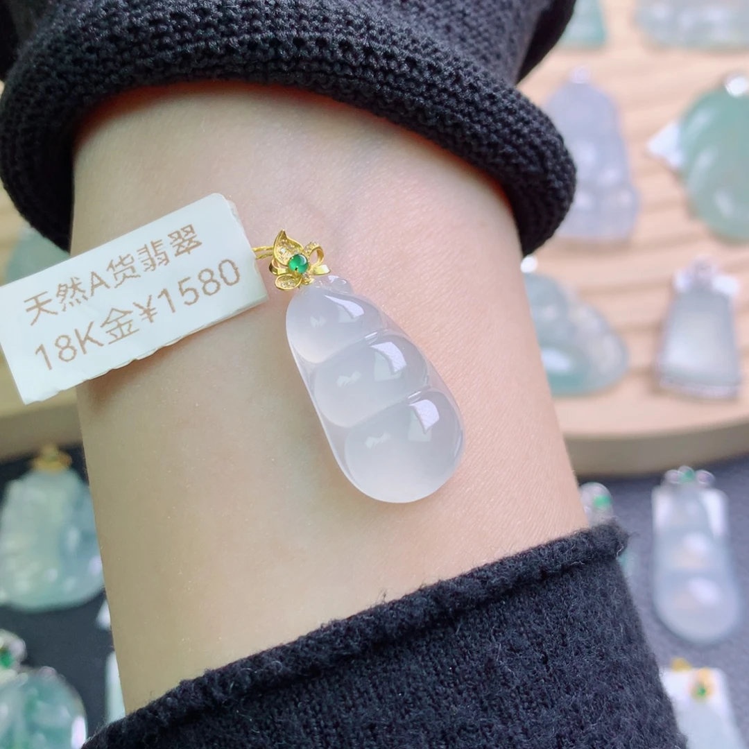 翡翠18K金镶嵌颈饰吊坠