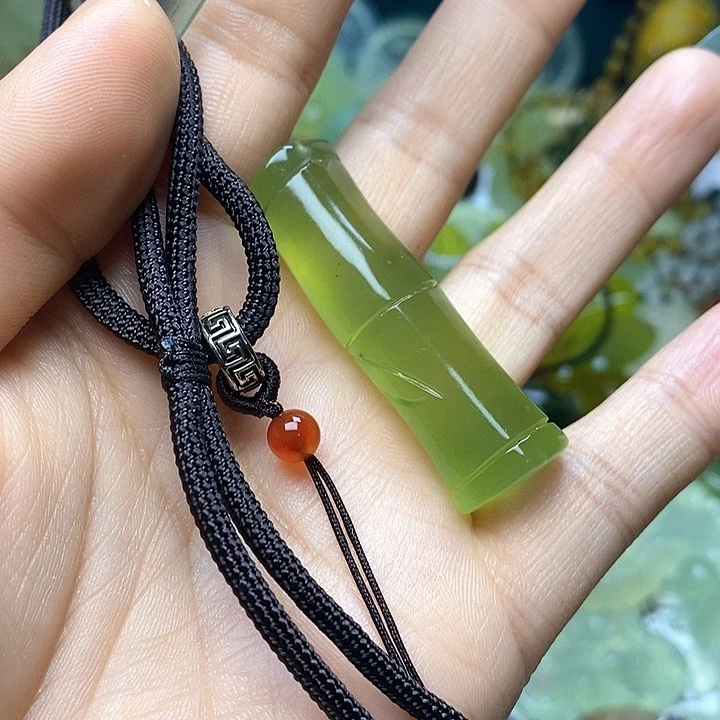 蛇纹石玉未镶嵌颈饰枣****镜