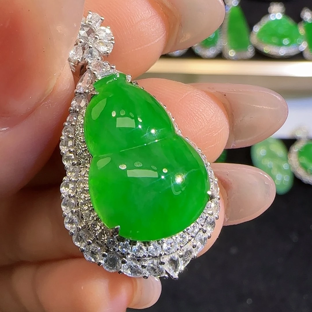 翡翠颈饰18K金镶嵌阳绿