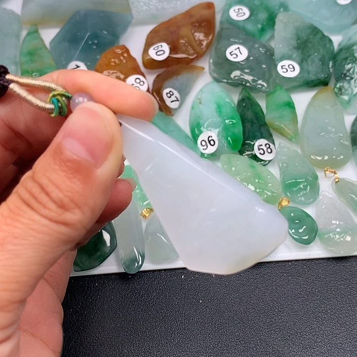 翡翠未镶嵌颈饰随型