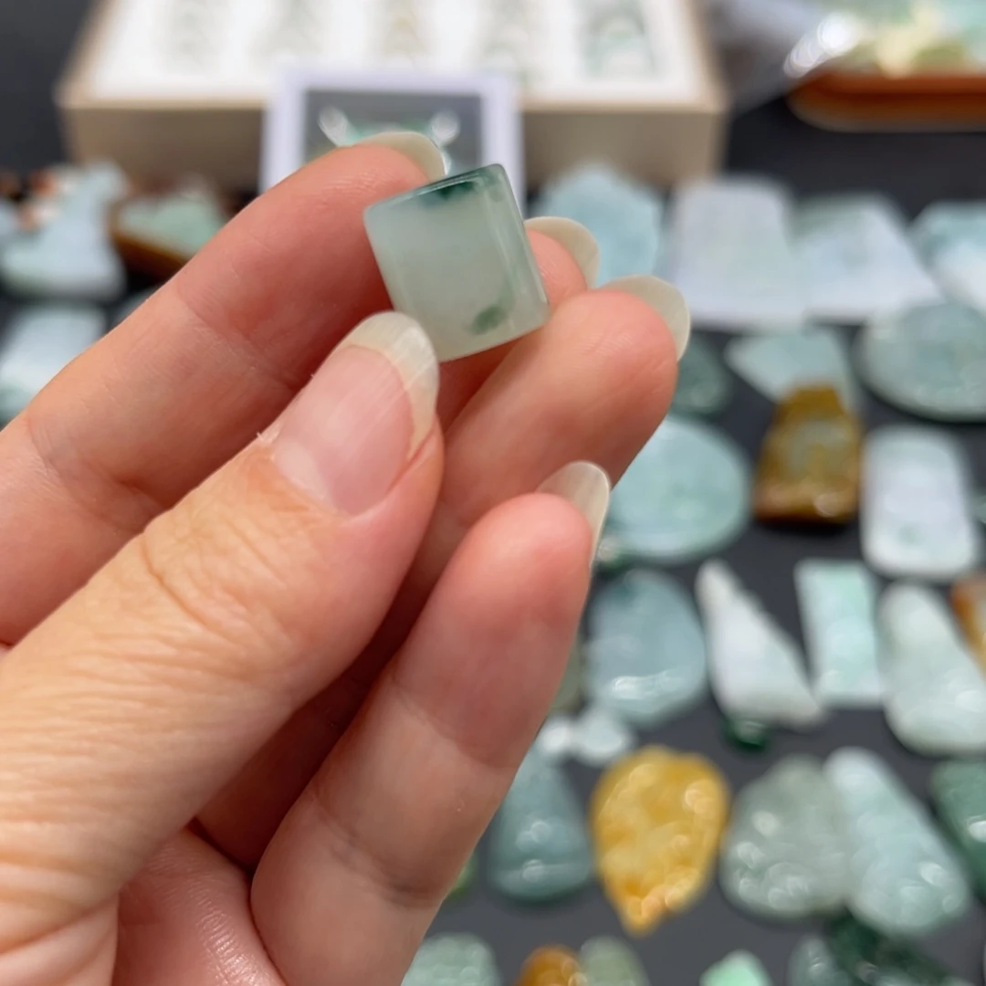 翡翠未镶嵌颈饰桶珠