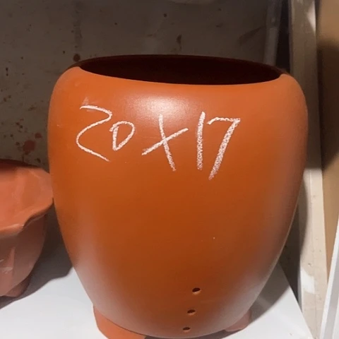 紫砂花盆一个红色