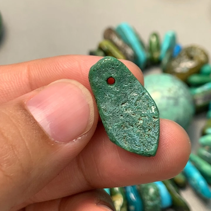 绿松石未镶嵌颈饰