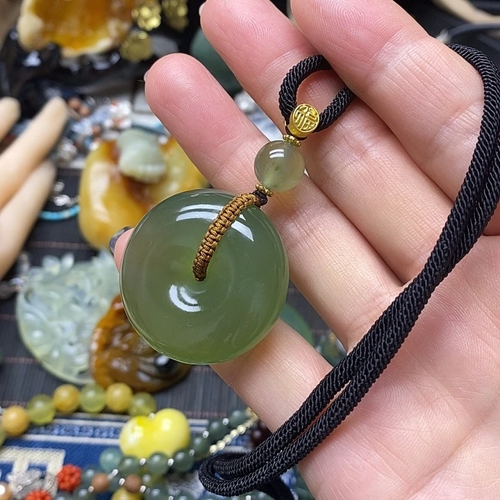 蛇纹石玉未镶嵌颈饰