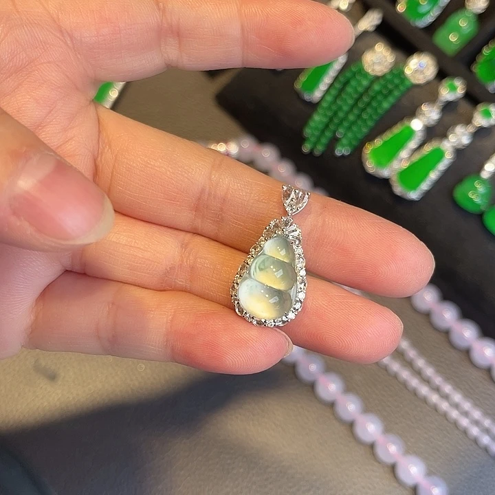 翡翠挂件18K金镶嵌福豆