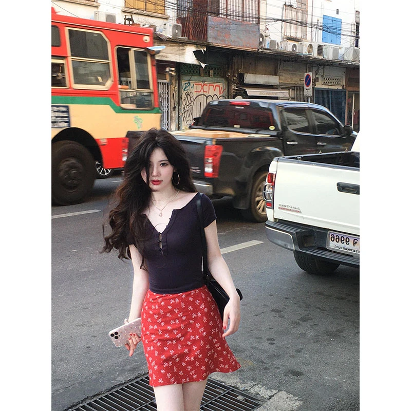 2025秋夏新款气质度假风小个子V领修身T恤上衣高腰百搭碎花短裙女