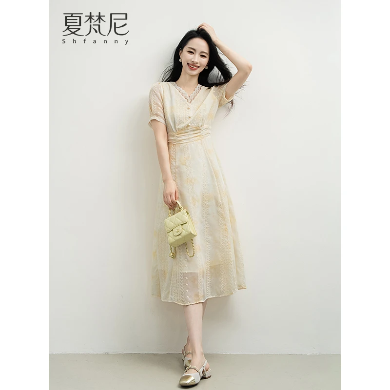 夏梵尼夏晚山茶2025夏季新款法式V领刺绣花边连衣裙
