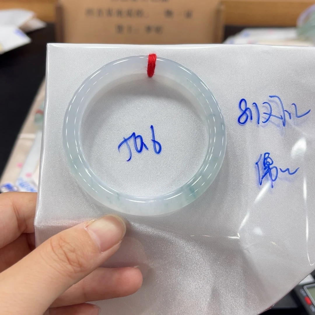 翡翠手镯未镶嵌翡翠