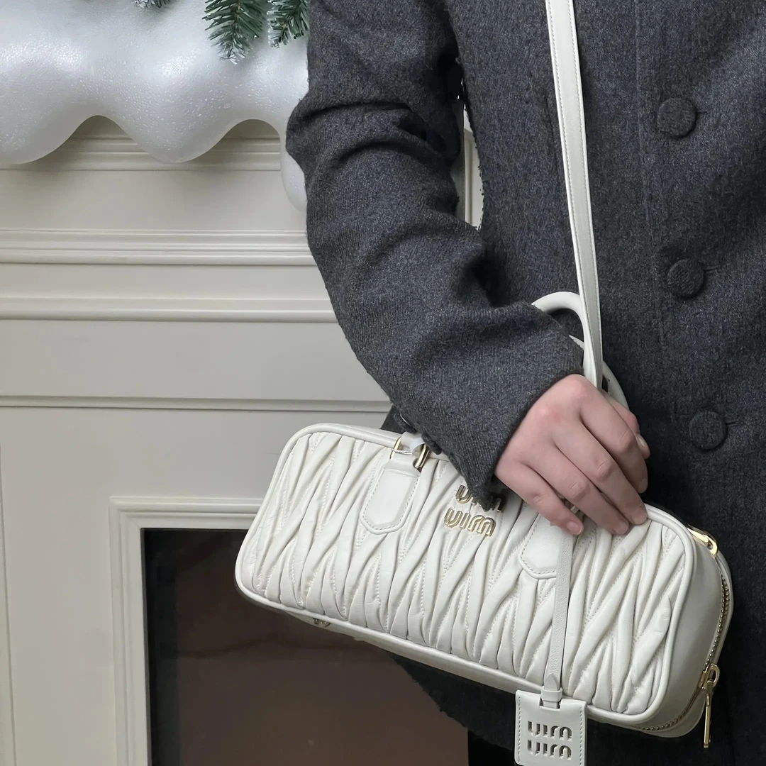 99新 MIU MIU/缪缪 褶皱保龄球中号白金单肩包/优品