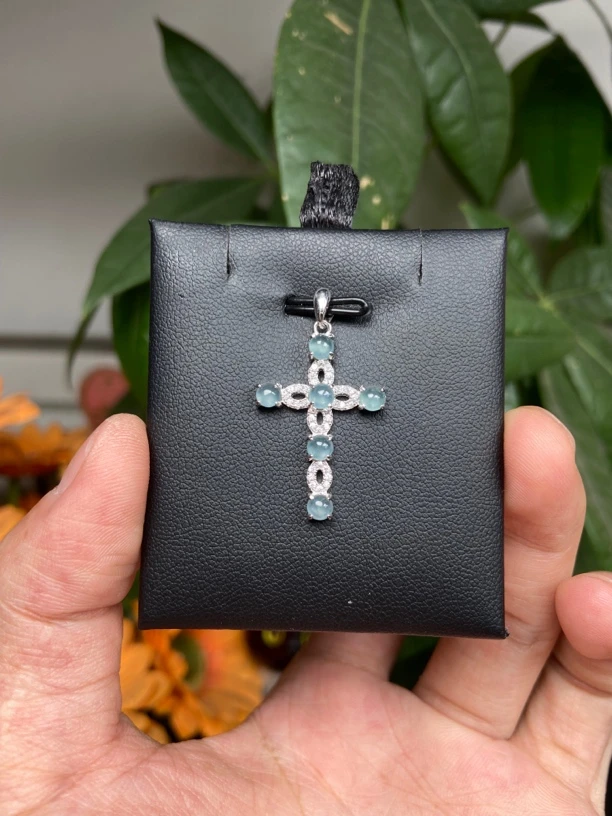 S925银镶嵌天然A货翡翠吊坠