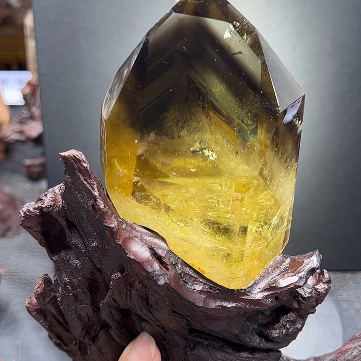 黄晶珠宝半成品未镶嵌金字塔