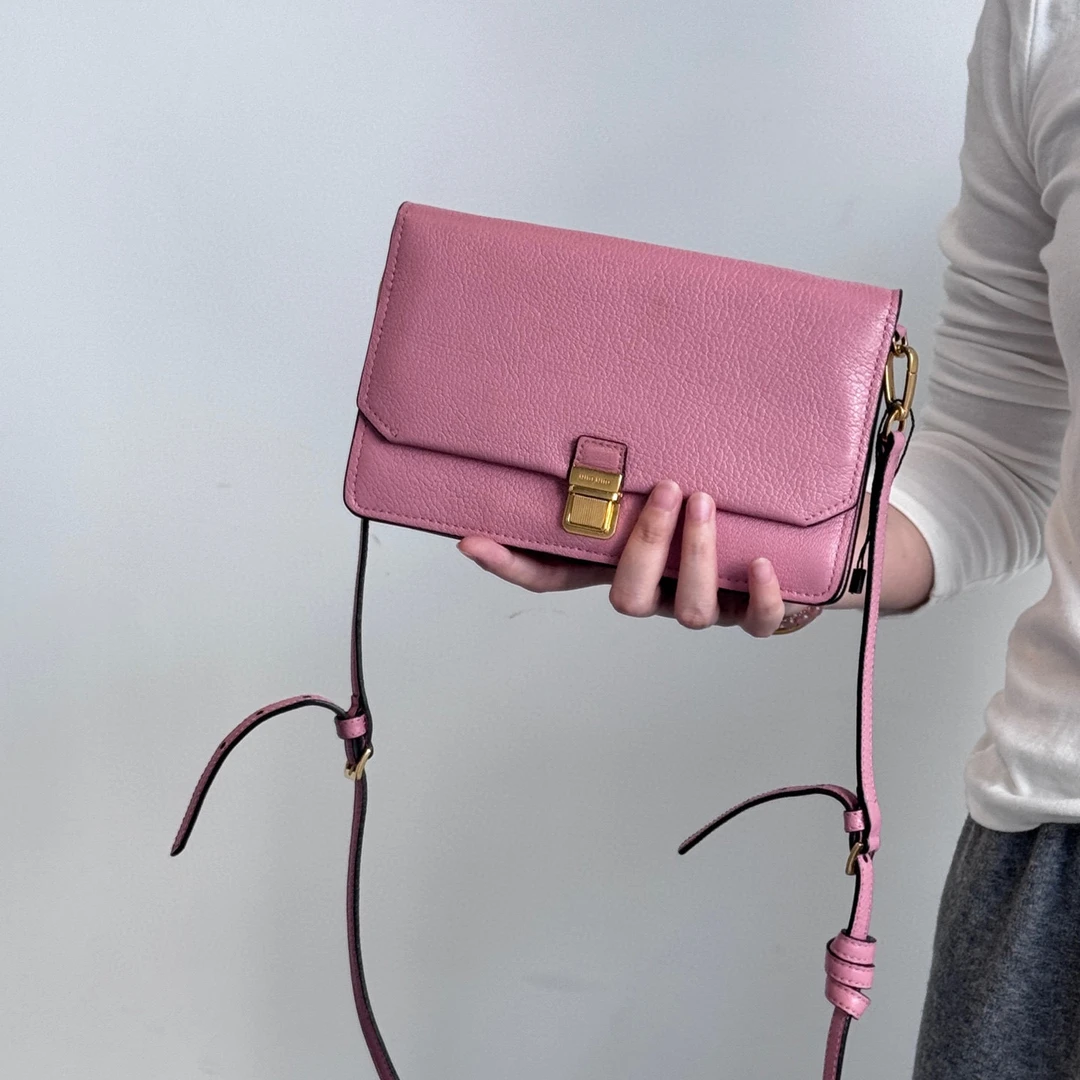 95新 MIU MIU/缪缪 miumiu樱花粉woc金扣斜挎包