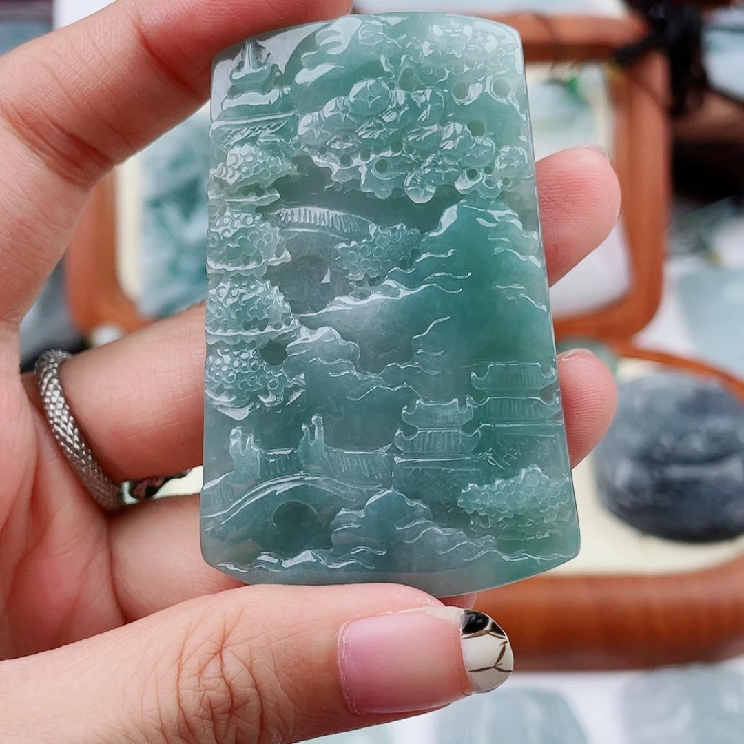 翡翠未镶嵌颈饰山水
