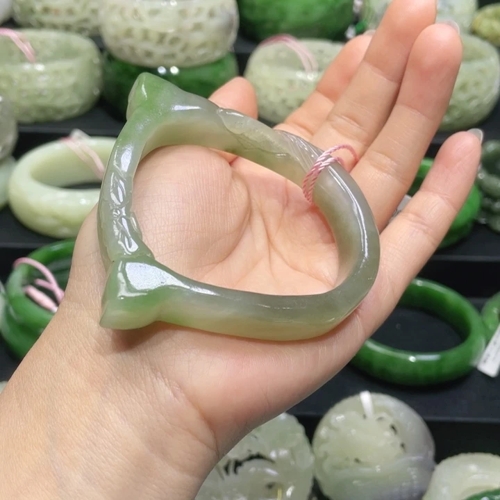 和田玉手镯58圈口 编号12贵妃镯未镶嵌雪