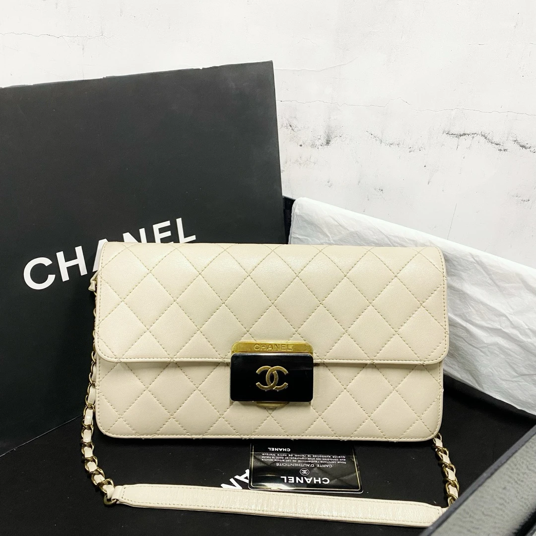 99新 Chanel/香奈儿 Chanel 香奈儿米色珐琅扣发棍斜挎包
