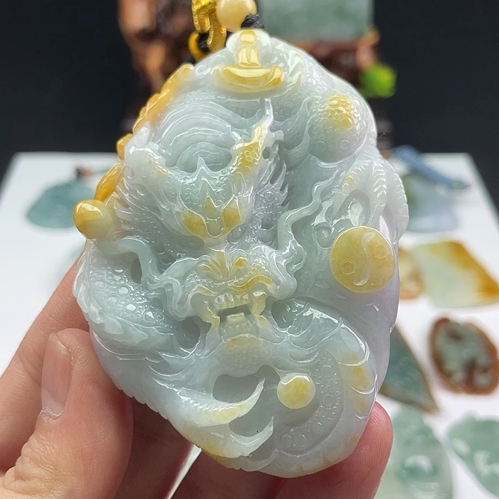 翡翠未镶嵌颈饰龙牌