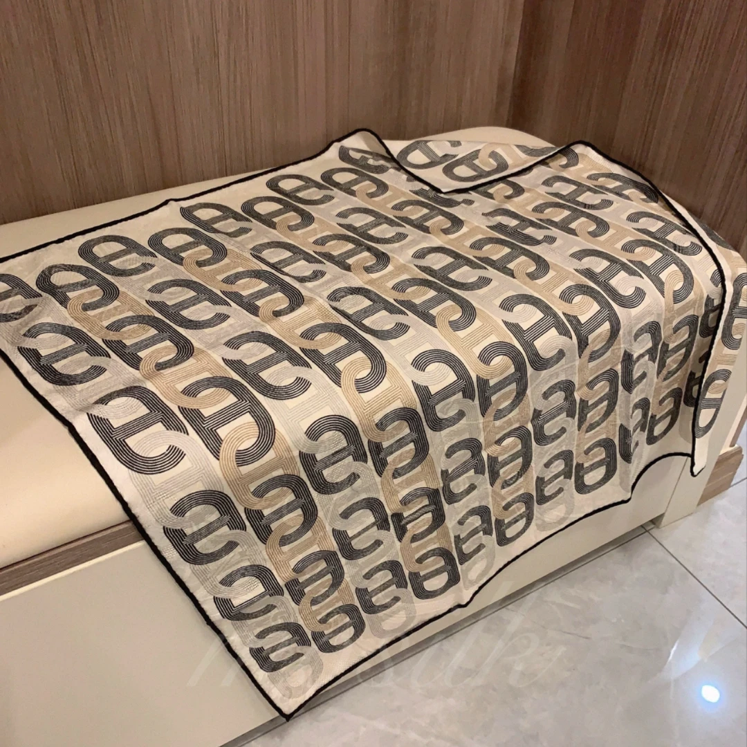 丝纡---猪鼻扣   外单丝绒提花65*65围巾披肩