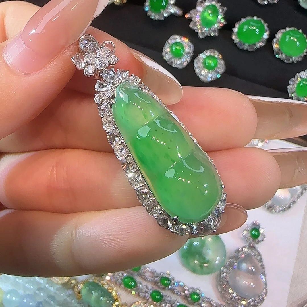 翡翠18K金镶嵌颈饰