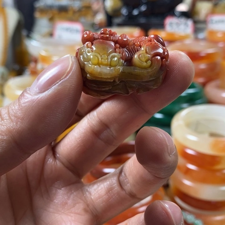 石英质玉（黄龙玉）颈饰合金