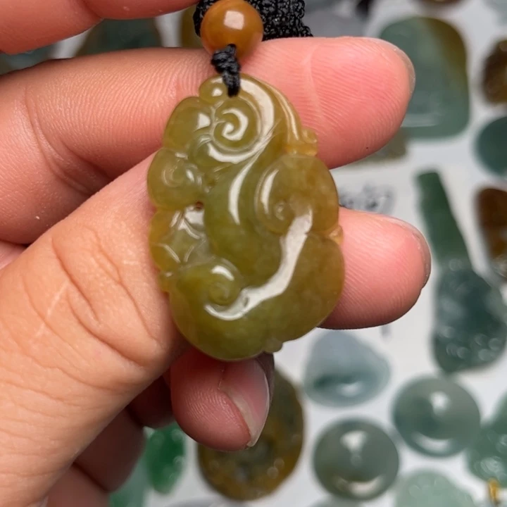 翡翠未镶嵌颈饰如意
