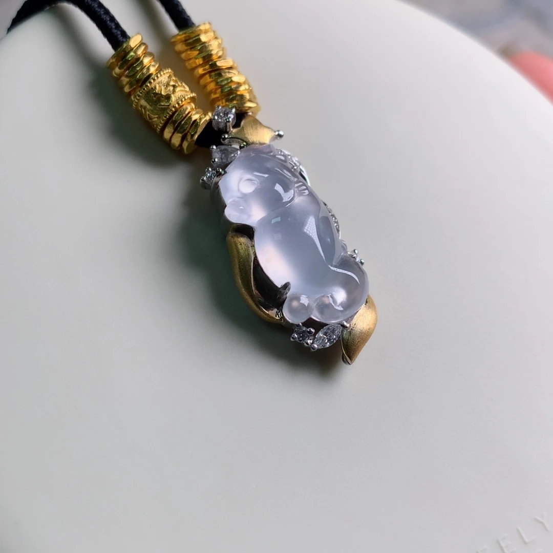 颈饰18K金镶嵌翡翠吊坠