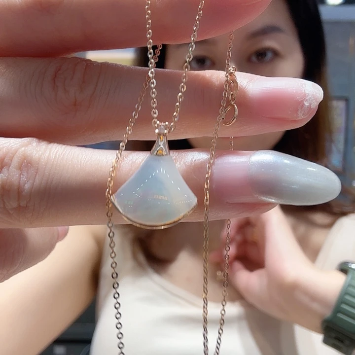 18K金镶嵌钻石项链小裙子