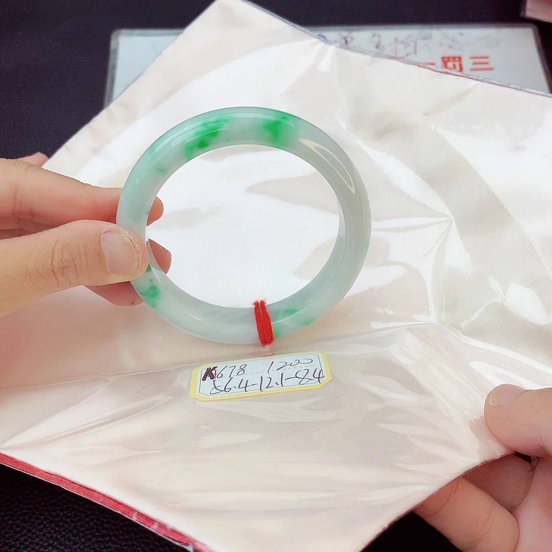 翡翠手镯未镶嵌翡翠