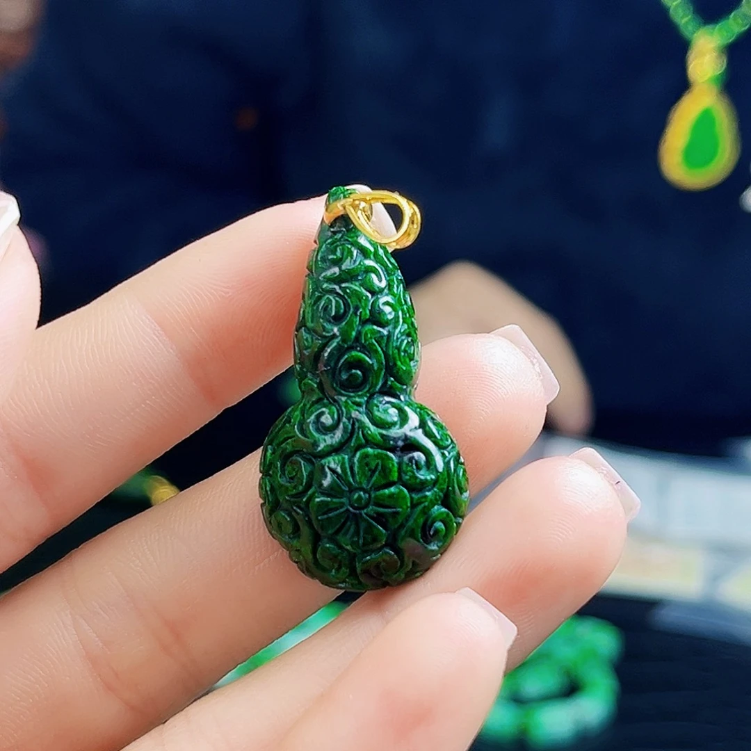 颈饰18K金镶嵌翡翠多样性