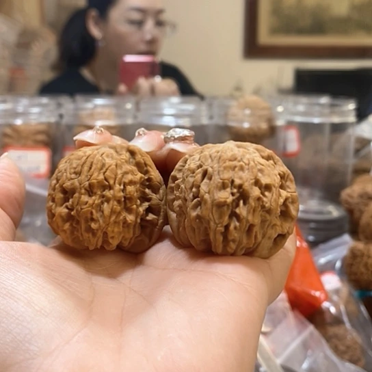 文玩核桃吊坠乄**㐄红豆打底