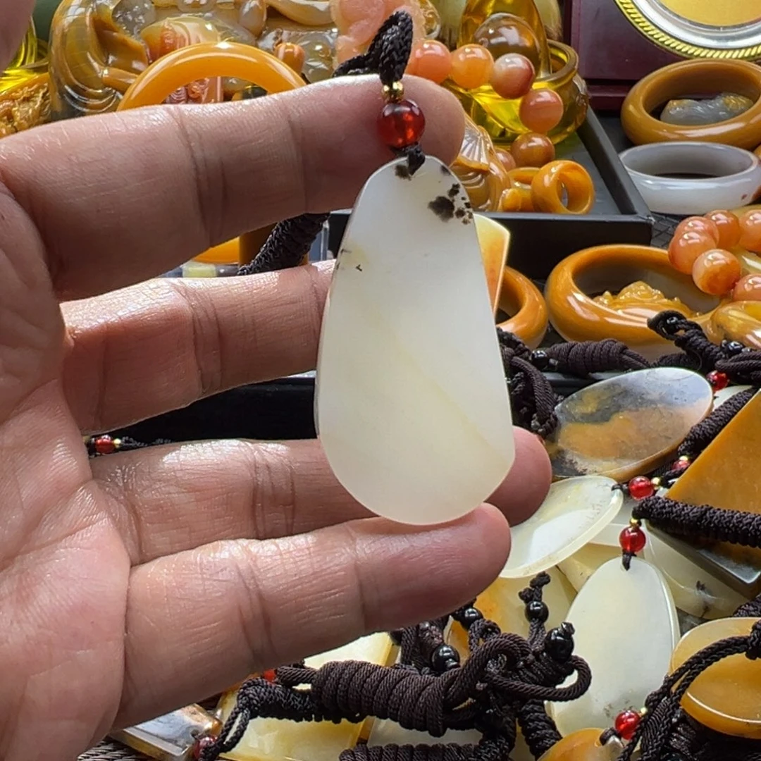 石英质玉未镶嵌颈饰