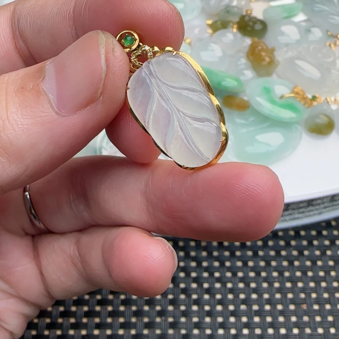 【闪购商品】翡翠颈饰18K金镶嵌小冰叶