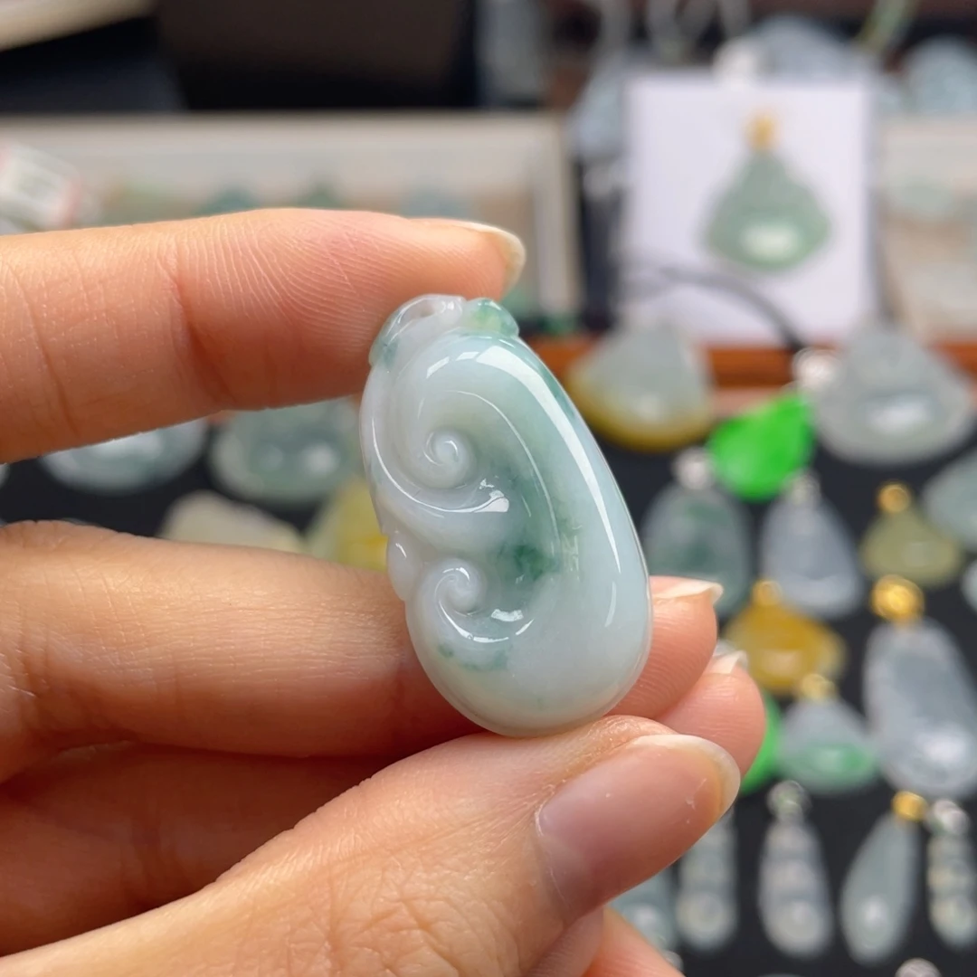 翡翠未镶嵌颈饰如意