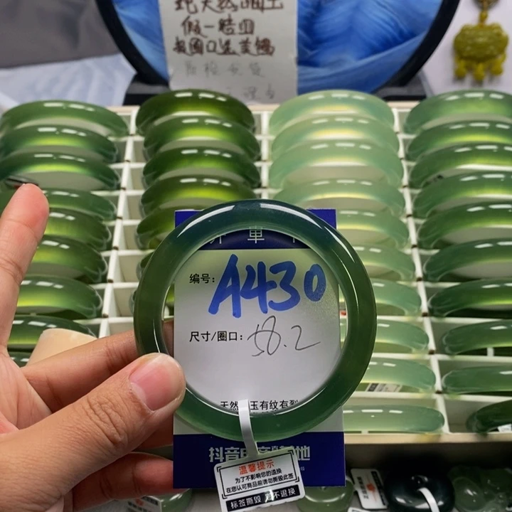 其***斤蛇纹石玉未镶嵌手镯