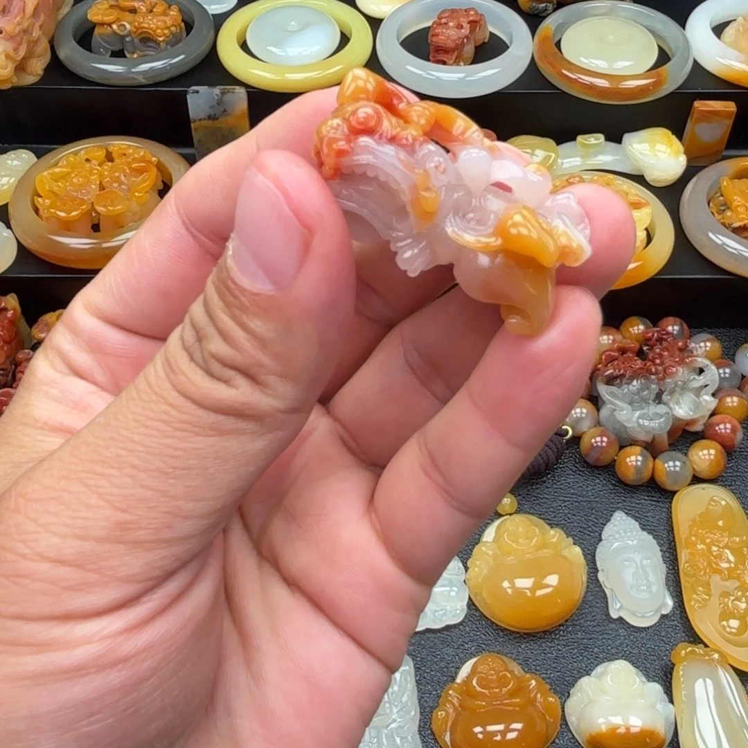 石英质玉（黄龙玉）未镶嵌颈饰