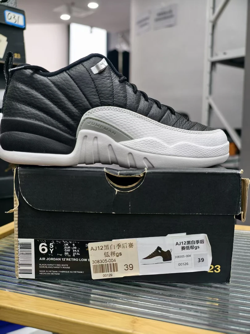 Nike aj12黑白季后赛 39码 全新原盒 11月8 孙
