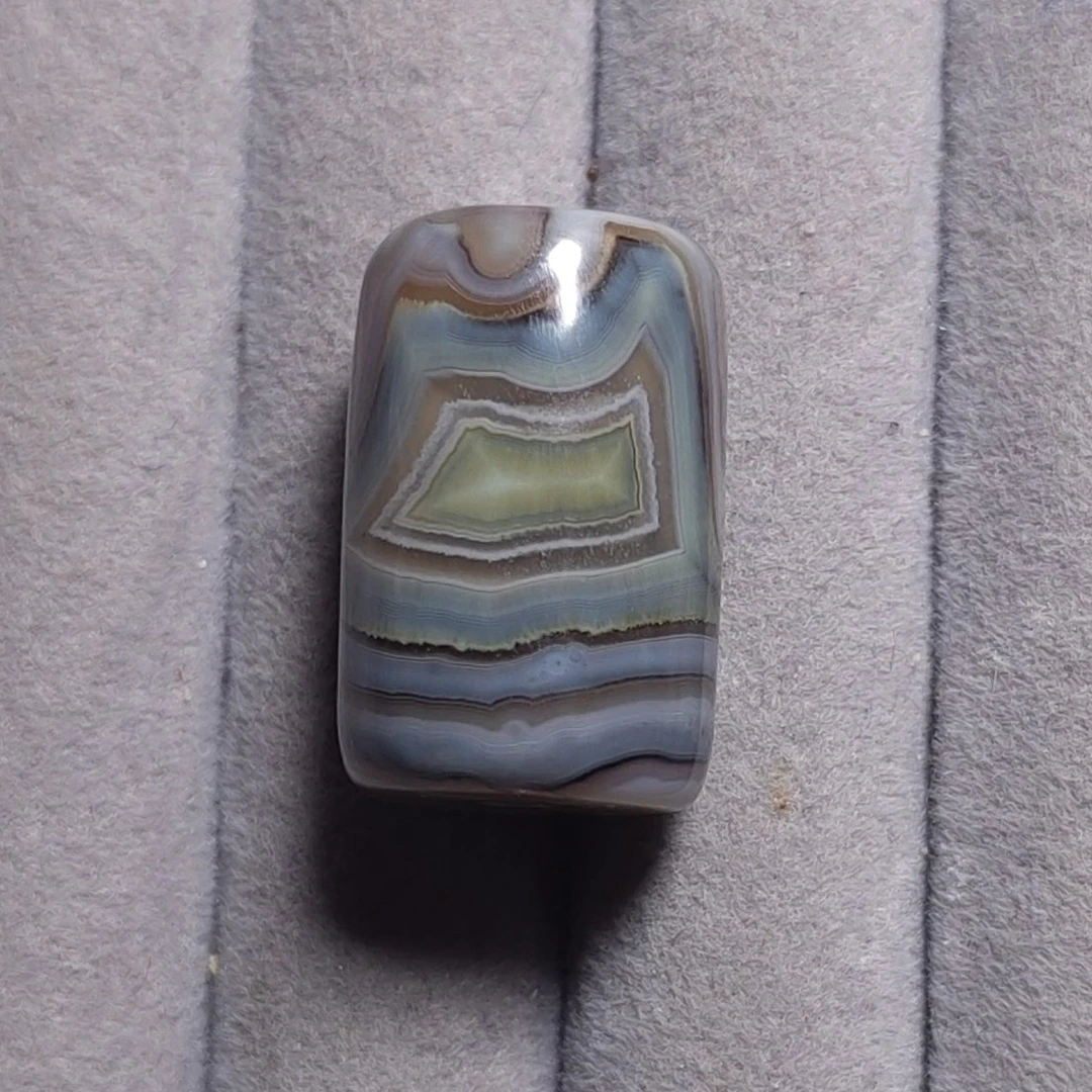 天然缠丝玛瑙，方正图案和风景画的直切珠子。尺寸约：25.3×16.5mm