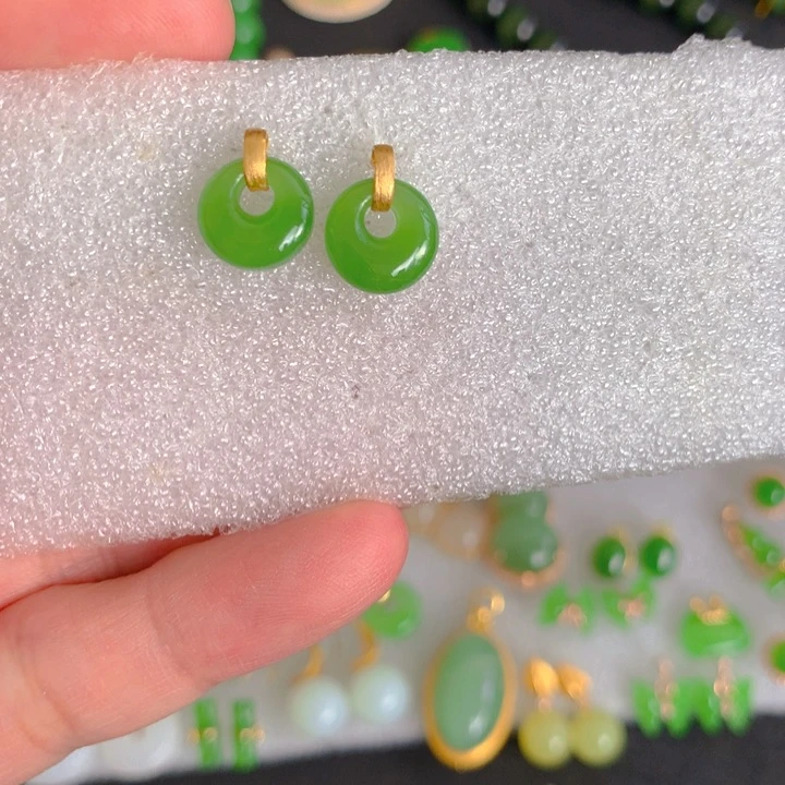 和田玉（碧玉）18K金镶嵌耳饰月*