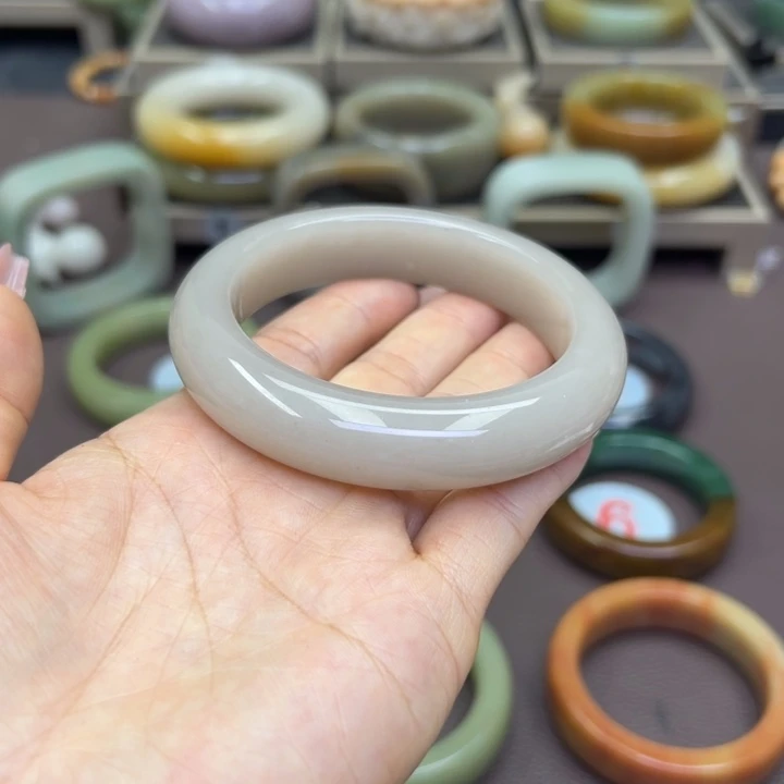 石英质玉手镯未镶嵌