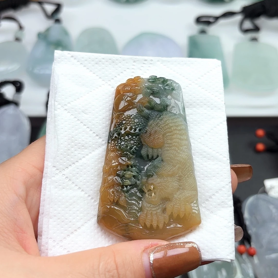 翡翠未镶嵌颈饰老虎