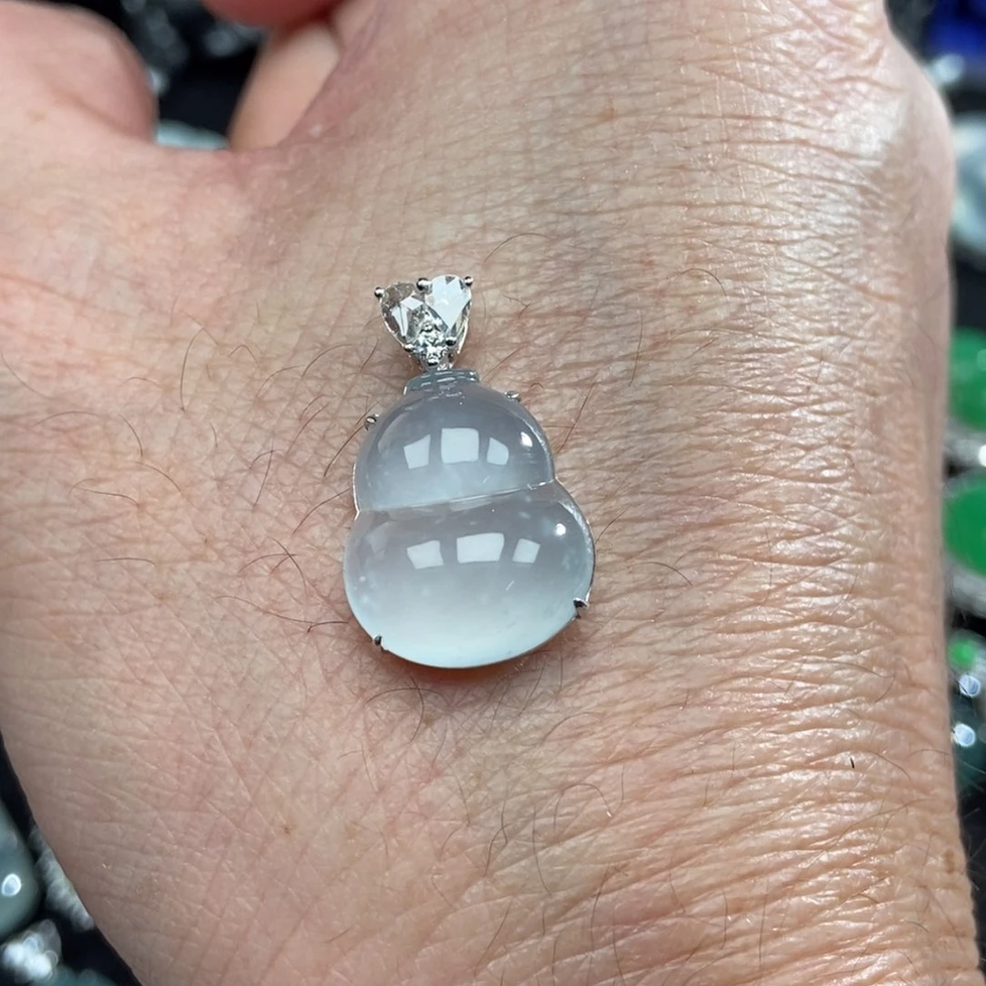 颈饰18K金镶嵌翡翠葫芦