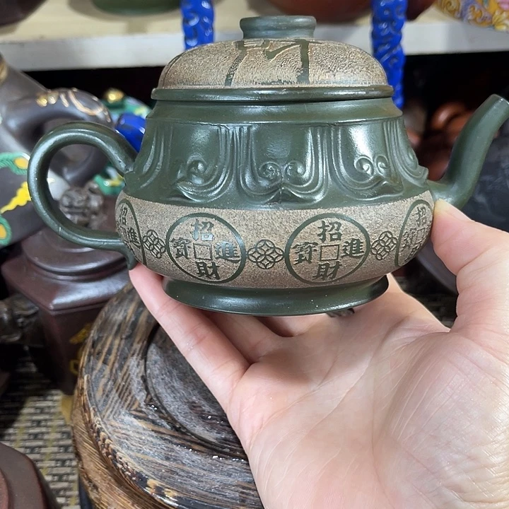 茶壶紫泥矿泥料手工制作的一把紫砂壶。