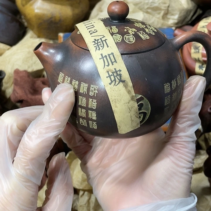 茶壶紫砂原矿泥料，手工制作的一把紫砂壶。