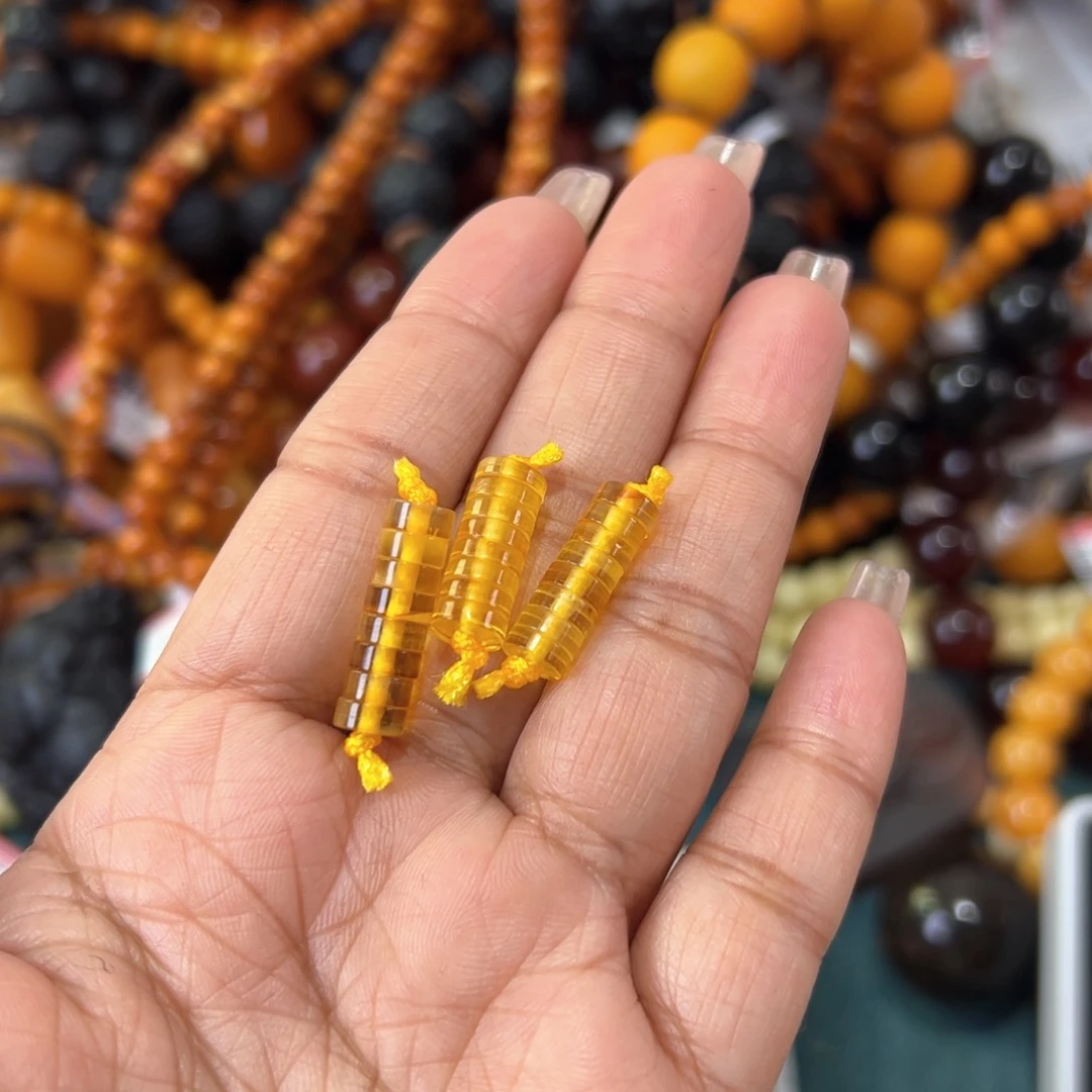 琥珀珠宝奇石未镶嵌43发其中一个