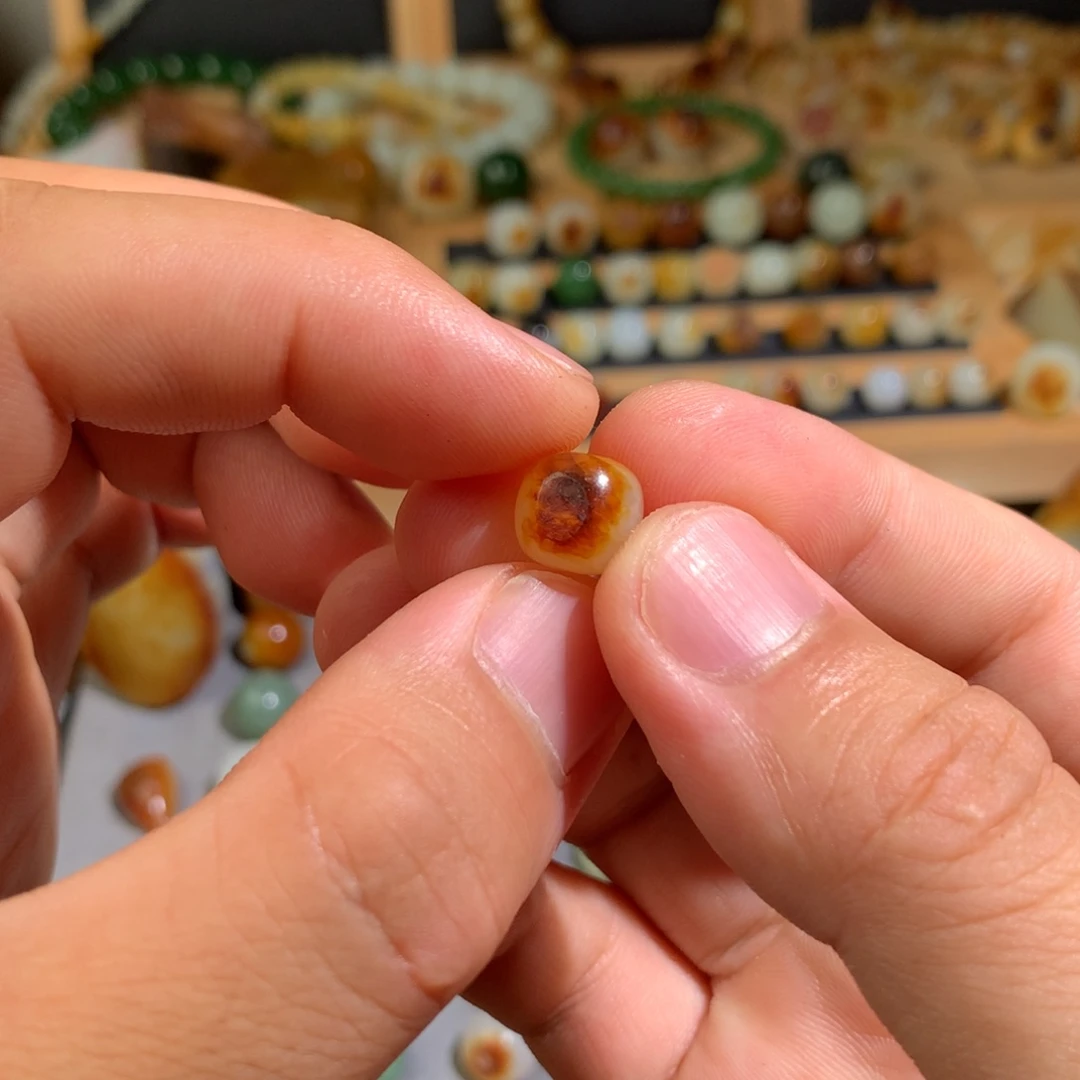 叫***仔和田玉（糖玉）未镶嵌珠宝半成品