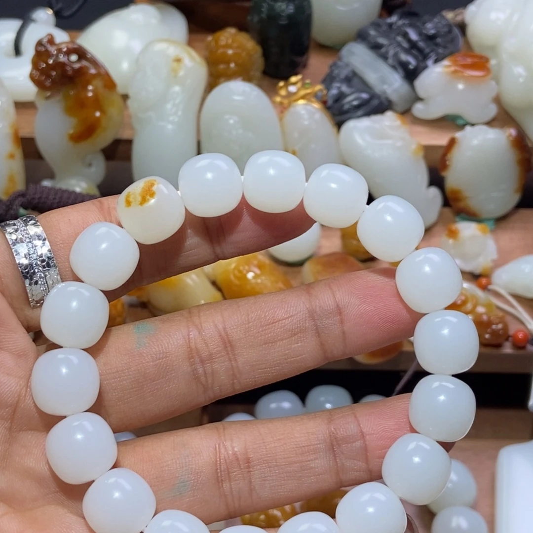 天***产和田玉未镶嵌颈饰