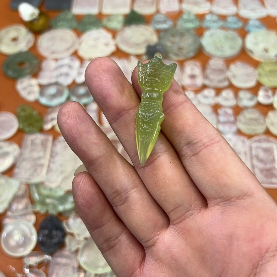 蛇纹石玉未镶嵌颈饰