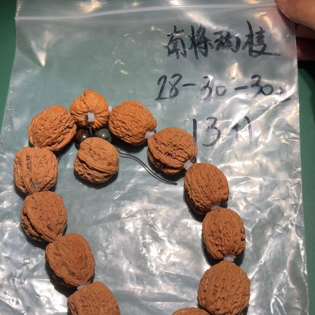 文玩核桃吊坠36号手持南疆