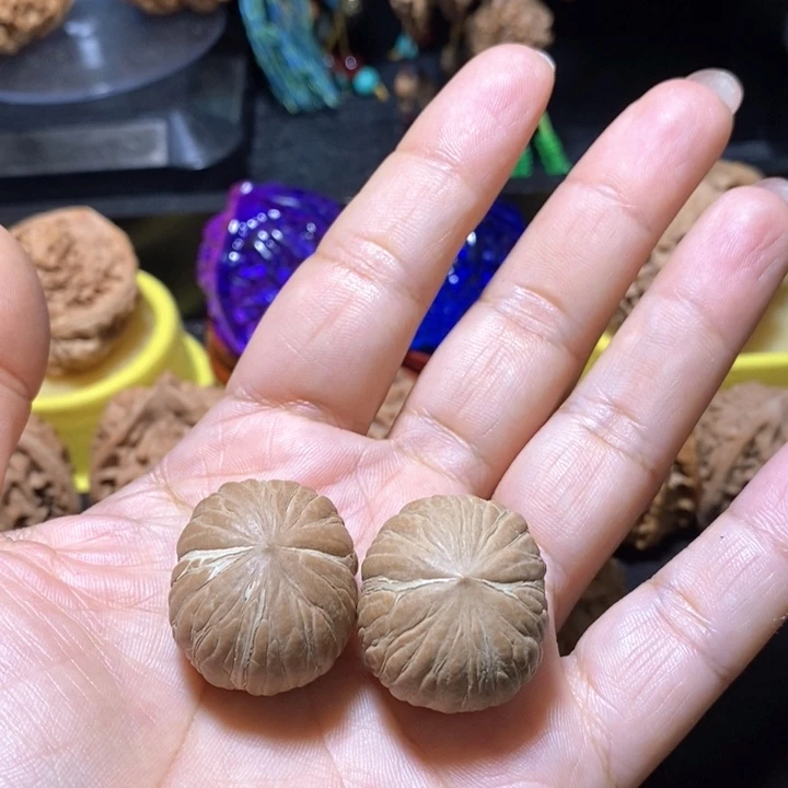 吊坠桃核金丝猴头小手捻